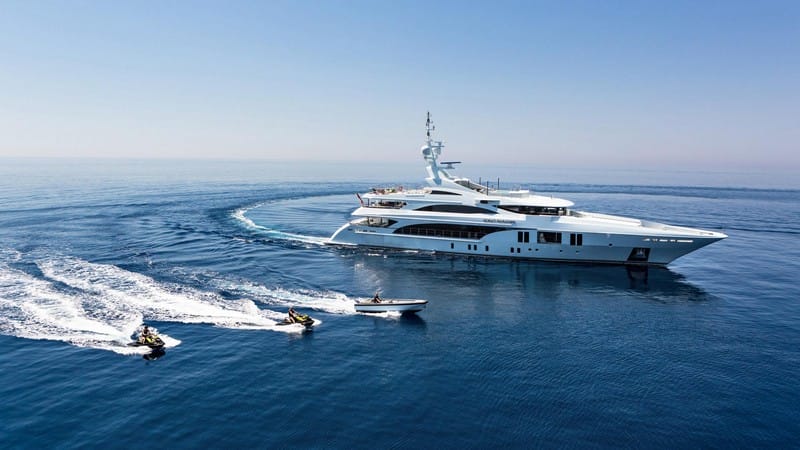 Latham & Watkins con Azimut Benetti nell'ingresso di Tamburi