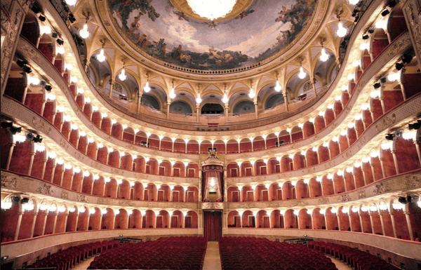 Pavia e Ansaldo porta in scena la Traviata di Sofia Coppola